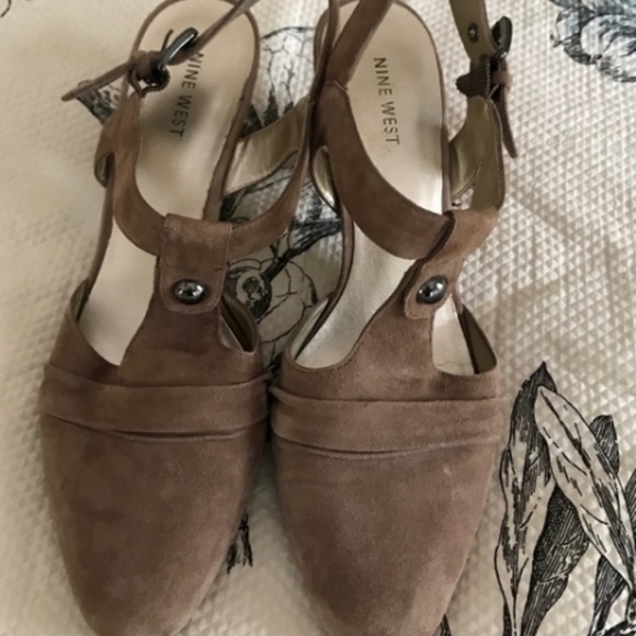 Beautiful Taupe suede heels - Picture 3 of 3